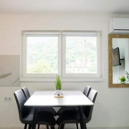 Cozy In Apartment *